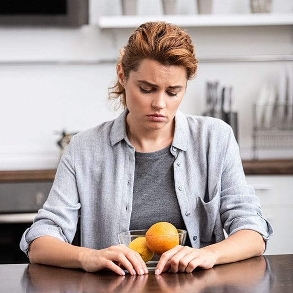Frau mit Appetitlosigkeit