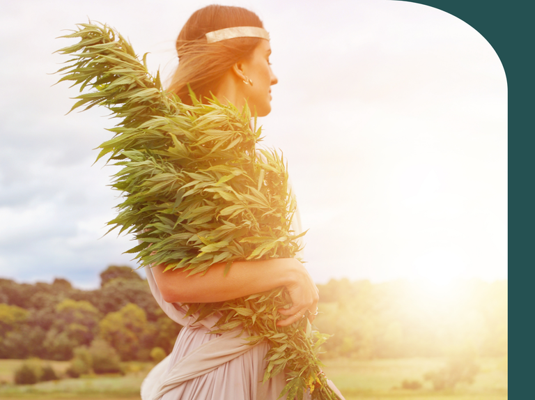 Frau mit Cannabis-Ernte auf dem Arm als Symbol für Cannabis per Express oder Botendienst.