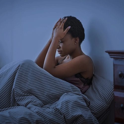 Mädchen mit Schlafproblemen und Kopfschmerzen