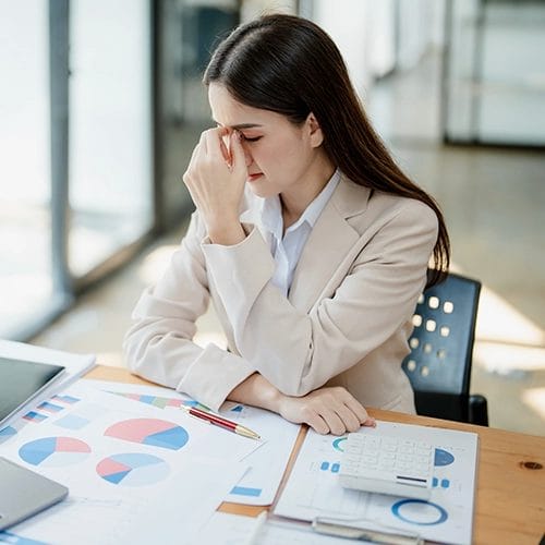 Frau mit Stress auf der Arbeit