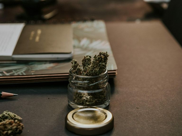 Cannabis bei Jiroo reservieren